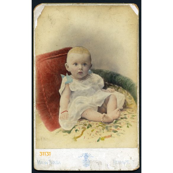 Mai Manó és Társa műterem, Budapest,   gyerek portréja, 1890-es évek, Eredeti kézzel színezett kabinetfotó, sarkai sérültek, hátoldala kopott. 