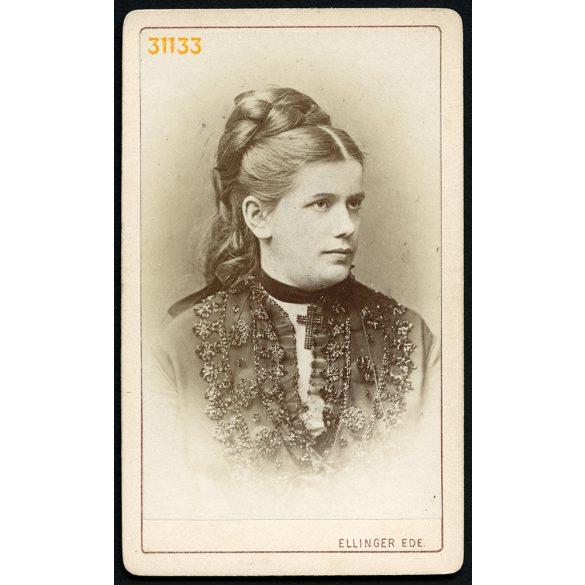 Ellinger műterem, Budapest, hölgy gyönyörű hajjal, elegáns ruhában, kereszttel 1870-es évek, Eredeti CDV, vizitkártya fotó. 