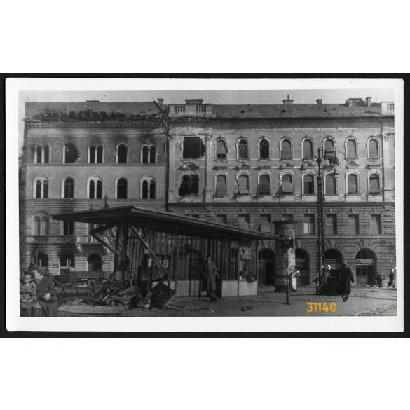 1956-os forradalom, Budapest, Boráros tér, szétlőtt házak, villamosmegálló, Eredeti fotó, papírkép.   