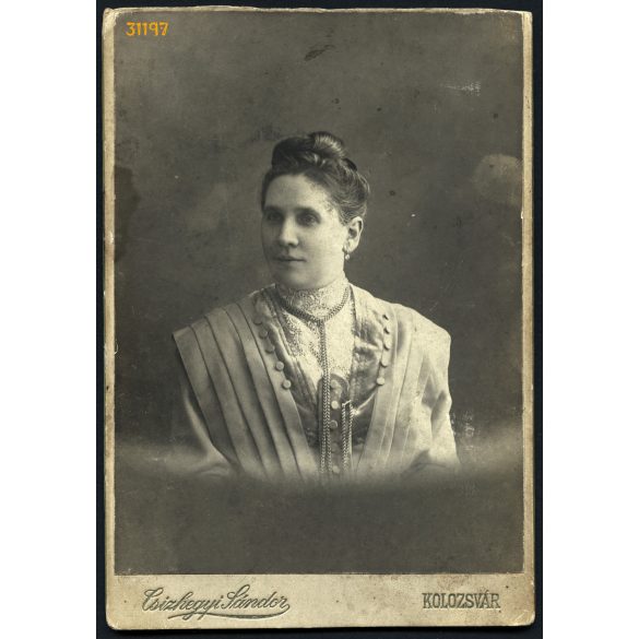Csizhegyi műterem, Kolozsvár, Erdély, elegáns hölgy különös ruhában, portré, 1890-es évek, Eredeti kabinetfotó, teteje vágott.  