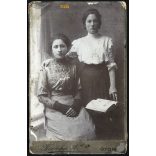 Kocziha műterem, Gyoma, hölgyek gyönyörű ruhában, fotós medál, lexikon, helytörténet, portré, 1890-es évek, Eredeti kabinetfotó kisebb sérülésekkel. 