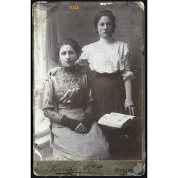   Kocziha műterem, Gyoma, hölgyek gyönyörű ruhában, fotós medál, lexikon, helytörténet, portré, 1890-es évek, Eredeti kabinetfotó kisebb sérülésekkel. 