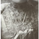 Kocziha műterem, Gyoma, hölgyek gyönyörű ruhában, fotós medál, lexikon, helytörténet, portré, 1890-es évek, Eredeti kabinetfotó kisebb sérülésekkel. 