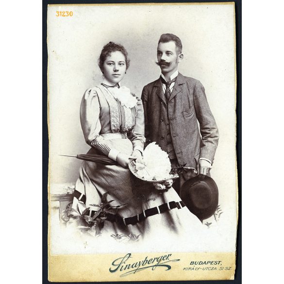 Sinayberger műterem, Budapest, házaspár portréja, bajusz, kalap, ernyő, divat, 1900, 1900-as évek, Eredeti kabinetfotó, szélei vágottak.  
