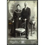 Mérei ésTársa műterem, Budapest, házaspár portréja, gyönyörű ritka hátlap, bajusz, ernyő, divat, 1900-as évek, Eredeti kabinetfotó, alsó sarka sérült.