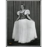 Nő magyaros ruhában, Szendrő István fotója, a Horthy Miklósné által védnökölt divatmozgalom egyik modellje, 1930-as évek, Eredeti fotó, nagyobb méretű, a Keleti Sajtóiroda pecsétjével jelzett papírkép