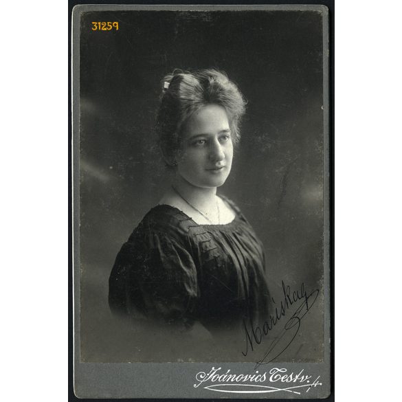 Joánovics Testvérek műterme, Kolozsvár, Erdély, elegáns hölgy, 'Mariska' portréja, helytörténet, 1906, 1900-as évek, Eredeti, szignózott, hátulján feliratozott kabinetfotó. 