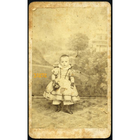 Achtzehner műterem, Pest, elegáns kislány festett háttér előtt, gyerek, portré, 1860-as évek, Eredeti CDV, vizitkártya fotó.   