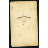 Achtzehner műterem, Pest, elegáns kislány festett háttér előtt, gyerek, portré, 1860-as évek, Eredeti CDV, vizitkártya fotó.   