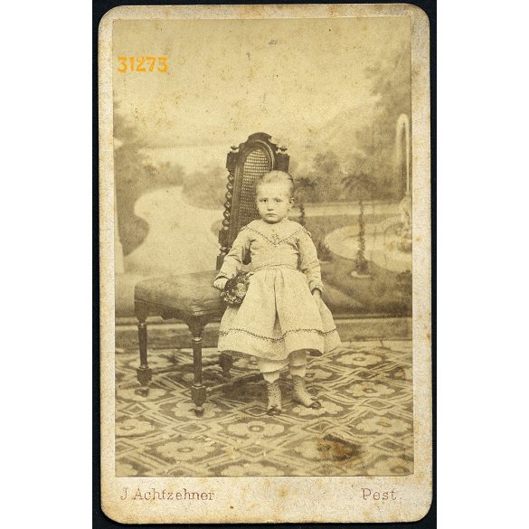 Achtzehner műterem, Pest, elegáns kislány festett háttér előtt, gyerek, portré, 1860-as évek, Eredeti CDV, vizitkártya fotó.  