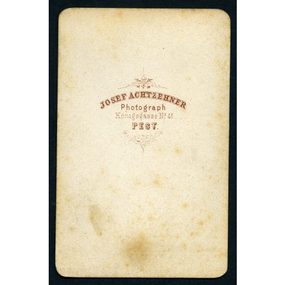 Achtzehner műterem, Pest, elegáns kislány festett háttér előtt, gyerek, portré, 1860-as évek, Eredeti CDV, vizitkártya fotó.  