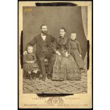 Bülch műterem, Pest, elegáns család portréja, 1860-as évek, Eredeti kabinetfotó, szélein festéknyomok.  