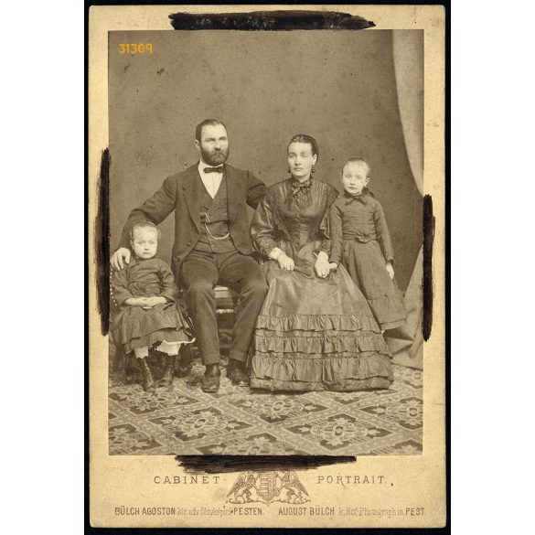 Bülch műterem, Pest, elegáns család portréja, 1860-as évek, Eredeti kabinetfotó, szélein festéknyomok.  