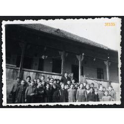   Osztálykép, Alacska, Borsod megye, régi falusi iskola, hátlapon az osztálynévsor, helytörténet,  1950-es évek, Eredeti fotó, papírkép.   
