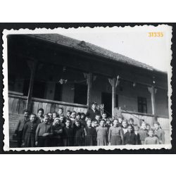   Osztálykép, Alacska, Borsod megye, régi falusi iskola, hátlapon az osztálynévsor, helytörténet,  1950-es évek, Eredeti fotó, papírkép.   