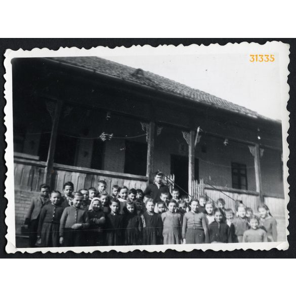 Osztálykép, Alacska, Borsod megye, régi falusi iskola, hátlapon az osztálynévsor, helytörténet,  1950-es évek, Eredeti fotó, papírkép.   