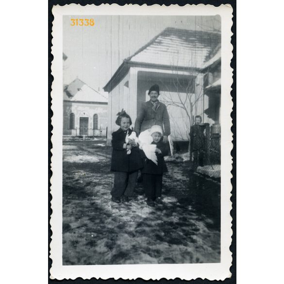 Gyerekek galambokkal, Alacska, Borsod megye, falurészlet, utcakép, helytörténet, 1950-es évek, Eredeti fotó, papírkép.  