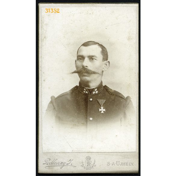 Podleszny műterem, Sátoraljaújhely, katona egyenruhában, érdemrenddel, bajusz, 1890-es évek, Eredeti CDV, vizitkártya fotó.  