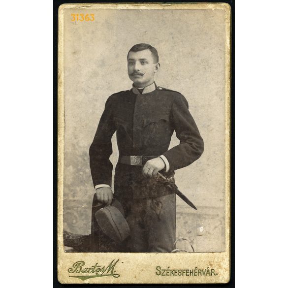 Bartos Malvin műterme, Székesfehérvár, katona egyenruhában, bajonettel, bajusz, 1890-es évek, Eredeti CDV, vizitkártya fotó.  