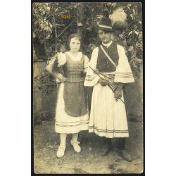   Deés ésTársa fényképész, Kunszentmiklós, fiatal pár népviseletben, magyaros ruha, háttérben leskelődők, helytörténet, 1920-as évek, Eredeti fotó, papírkép.  
