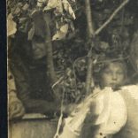 Deés ésTársa fényképész, Kunszentmiklós, fiatal pár népviseletben, magyaros ruha, háttérben leskelődők, helytörténet, 1920-as évek, Eredeti fotó, papírkép.  