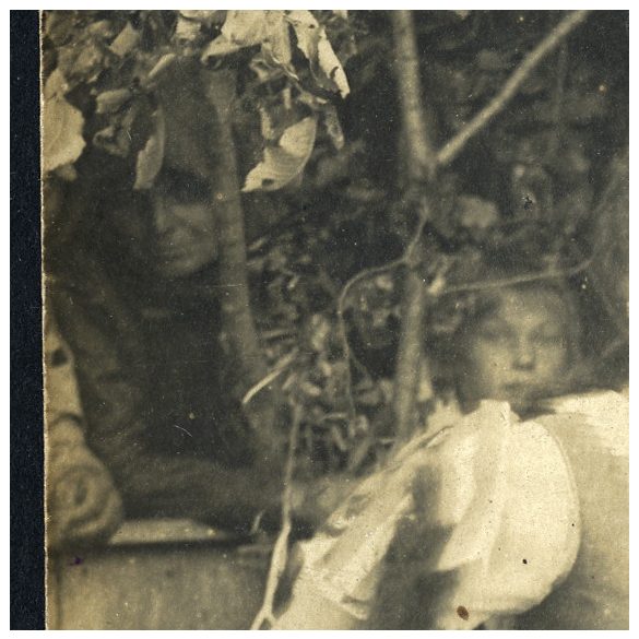 Deés ésTársa fényképész, Kunszentmiklós, fiatal pár népviseletben, magyaros ruha, háttérben leskelődők, helytörténet, 1920-as évek, Eredeti fotó, papírkép.  