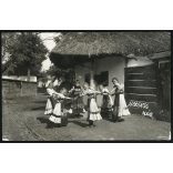 Skarbinecz fényképész, Mezőkövesd, Borsod megye, lányok matyó népviseletben, Üstökös ház, , játék,  helytörténet, 1930-as évek, Eredeti fotó, jelzett papírkép.  