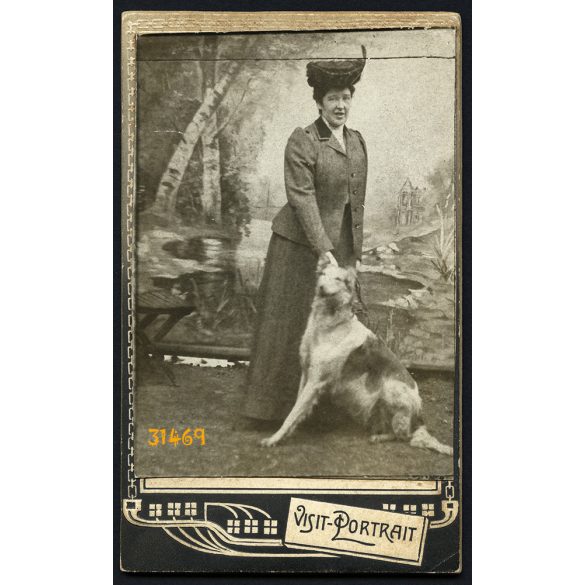 Ismeretlen alkalmi, vásári műterem, vándor fotográfus, elegáns hölgy kutyával, festett háttér, 1890-es évek, Eredeti CDV, vizitkártya fotó gyönyörű hátlappal.   
