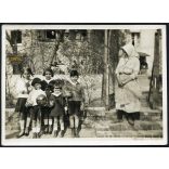 Utcarészlet, Pesterzsébet (Budapest), Zilah utca 12.,gyerekek labdával, játék, nagymama, helytörténet, 1931, 1930-as évek. Eredeti fotó, papírkép.   