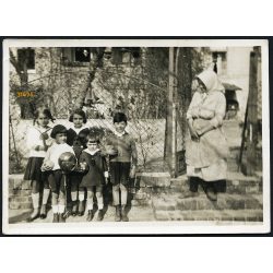   Utcarészlet, Pesterzsébet (Budapest), Zilah utca 12.,gyerekek labdával, játék, nagymama, helytörténet, 1931, 1930-as évek. Eredeti fotó, papírkép.   