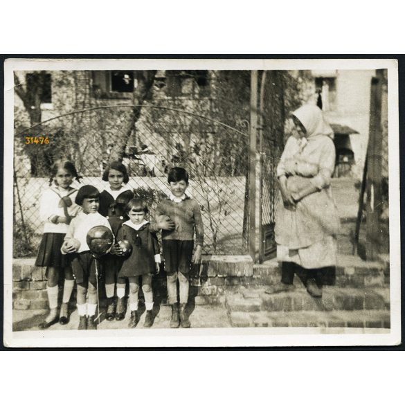 Utcarészlet, Pesterzsébet (Budapest), Zilah utca 12.,gyerekek labdával, játék, nagymama, helytörténet, 1931, 1930-as évek. Eredeti fotó, papírkép.   