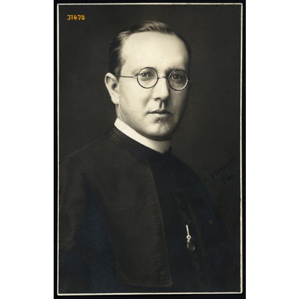 Zelezny műterem, Pécs, egyházi méltóság szemüvegben, Zelezny Károly aláírásával, 1928, 1920-as évek Eredeti fotó, szignózott papírkép.   