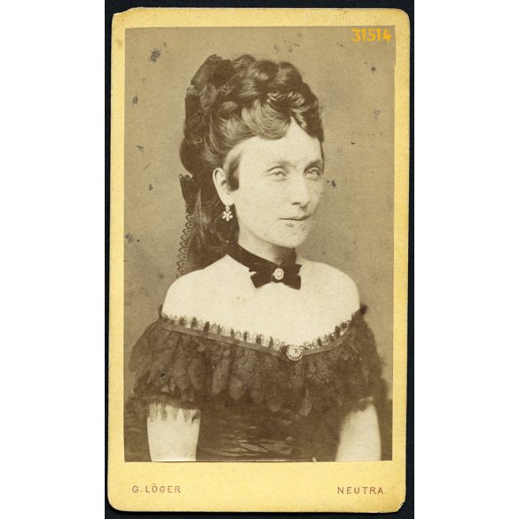 Löger Gusztáv műterme, Nyitra, Felvidék, elegáns hölgy gyönyörű modern ruhában, ékszer, divat,  1870-es évek, Eredeti CDV, vizitkártya fotó érdekes hátlappal, felülete kissé foltos.   