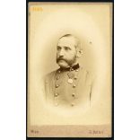 Heitel műterem, Bécs, Ausztria, KuK. katonatiszt egyenruhában, érdemrenddel, császárszakáll, 1890-es évek, Eredeti CDV, vizitkártya fotó érdekes hátlappal, felülete kissé foltos.   