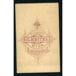 Heitel műterem, Bécs, Ausztria, KuK. katonatiszt egyenruhában, érdemrenddel, császárszakáll, 1890-es évek, Eredeti CDV, vizitkártya fotó érdekes hátlappal, felülete kissé foltos.   