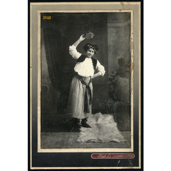 Nagyobb méret, Beck műterem, Jászárokszállás (a jelzésen hibásan: "J.Árokszállász") nő különös népviseletben táncol, helytörténet, Jász-Nagykun-Szolnok megye, 1890-es évek, Eredeti jelzett fotó, karto