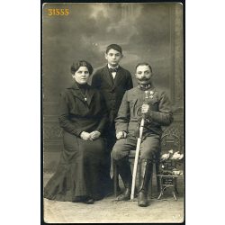   Ismeretlen műterem, katonatiszt családjával, egyenruha, érdemrend, bajusz, kard, 1. világháború, családportré, 1910-es évek, Eredeti fotó, papírkép.   