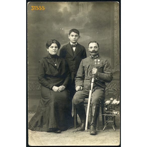 Ismeretlen műterem, katonatiszt családjával, egyenruha, érdemrend, bajusz, kard, 1. világháború, családportré, 1910-es évek, Eredeti fotó, papírkép.   