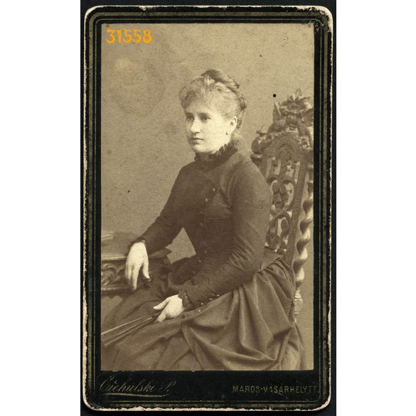 Ciehulski műterem, Marosvásárhely, Erdély, elegáns hölgy legyezővel, faragott széken, portré, 1880-as évek, Eredeti CDV, vizitkártya fotó.  