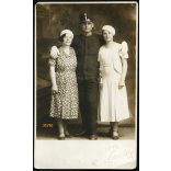 Lusztig műterem, Miskolc, magyar katona karddal, egyenruhában, csinos hölgyekkel, sapka, festett háttér, helytörténet,  1920-as évek, Eredeti fotó, mélynyomóval jelzett papírkép.   