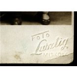 Lusztig műterem, Miskolc, magyar katona karddal, egyenruhában, csinos hölgyekkel, sapka, festett háttér, helytörténet,  1920-as évek, Eredeti fotó, mélynyomóval jelzett papírkép.   