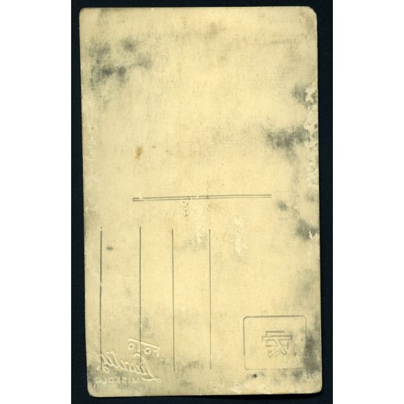 Lusztig műterem, Miskolc, magyar katona karddal, egyenruhában, csinos hölgyekkel, sapka, festett háttér, helytörténet,  1920-as évek, Eredeti fotó, mélynyomóval jelzett papírkép.   