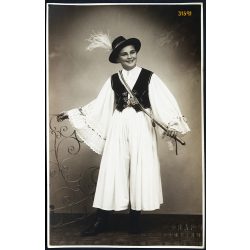   Graf Rudolf műterme, Eger, fiú magyaros ruhában, népviselet, karikás ostor, kalap, helytörténet,  1930-as (?) évek, Eredeti fotó, mélynyomóval jelzett papírkép.  