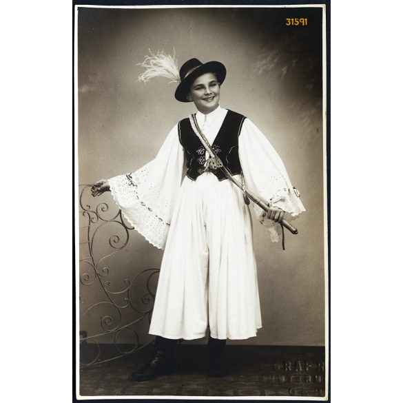 Graf Rudolf műterme, Eger, fiú magyaros ruhában, népviselet, karikás ostor, kalap, helytörténet,  1930-as (?) évek, Eredeti fotó, mélynyomóval jelzett papírkép.  