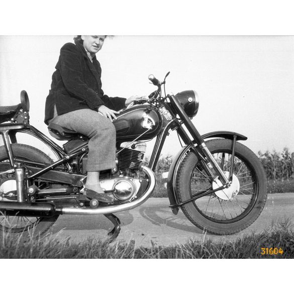 Hölgy IZS 49 (DKW) motorkerékpáron, motor, jármű, közlekedés.  Eredeti fotó negatív!      