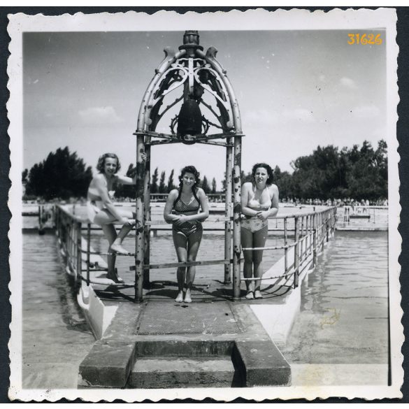 Csinos hölgyek a mólón, Siófok, Balaton, fürdőruha, strand, nyaralás, Somogy megye, 1938, 1930-as évek, Eredeti fotó, papírkép.  