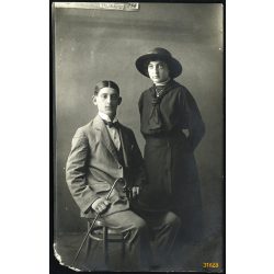   Fotóautomata előtt, Budapest, Teréz krt. 23. elegáns hölgy fiatal férfival, fotótörténet, 1910-es évek, Eredeti fotó, papírkép, alsó sarka hiányos.  