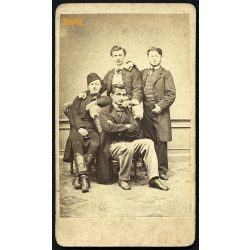   Licskó műterem, Arad, Pest, elegáns külföldi fiatal férfiak csoportja, talán egyetemisták,  három férfi neve és lakhelye a hátoldalon olvasható. Talán: G. D. Canciani (Casarsa-Olaszország), Paulii Stă