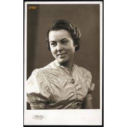   Faragó műterem, Újpest (Budapest), csinos hölgy medállal, ékszer, divat, portré, 1940, 1940-es évek, Eredeti fotó, papírkép.  