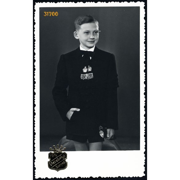 Verebélyi műterem, Szeged, iskolás fiú egyenruhában, címeres egyensapkával, rövidnadrágban, 1943, 1940-es évek, Eredeti fotó, papírkép. 